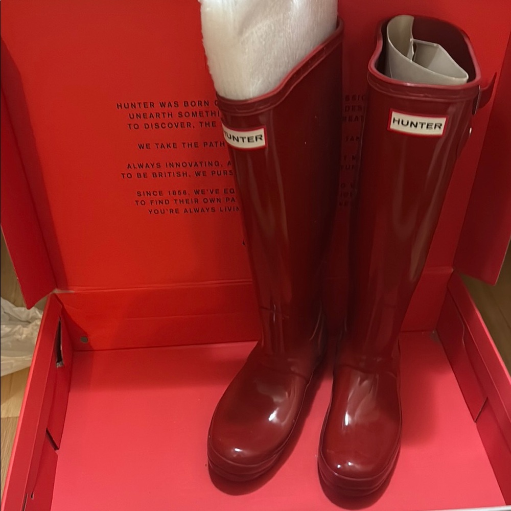 Women’s Hunter Glossy Cherry Boots- Size 6